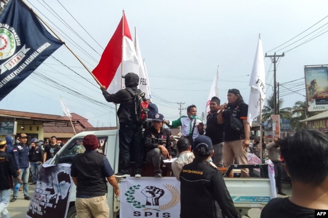 Para pekerja Indonesia Morowali Industrial Park (IMIP) memprotes kondisi kerja mereka di luar fasilitas di Bungku, Sulawesi Selatan, pada 27 Desember 2023. (Foto: AFP)