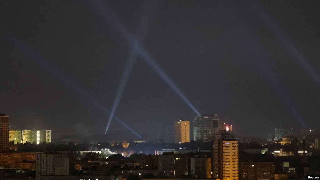 Personal de servicio ucraniano busca drones en el cielo sobre la ciudad durante un ataque con drones rusos en Kiev, Ucrania, el 29 de agosto de 2024.