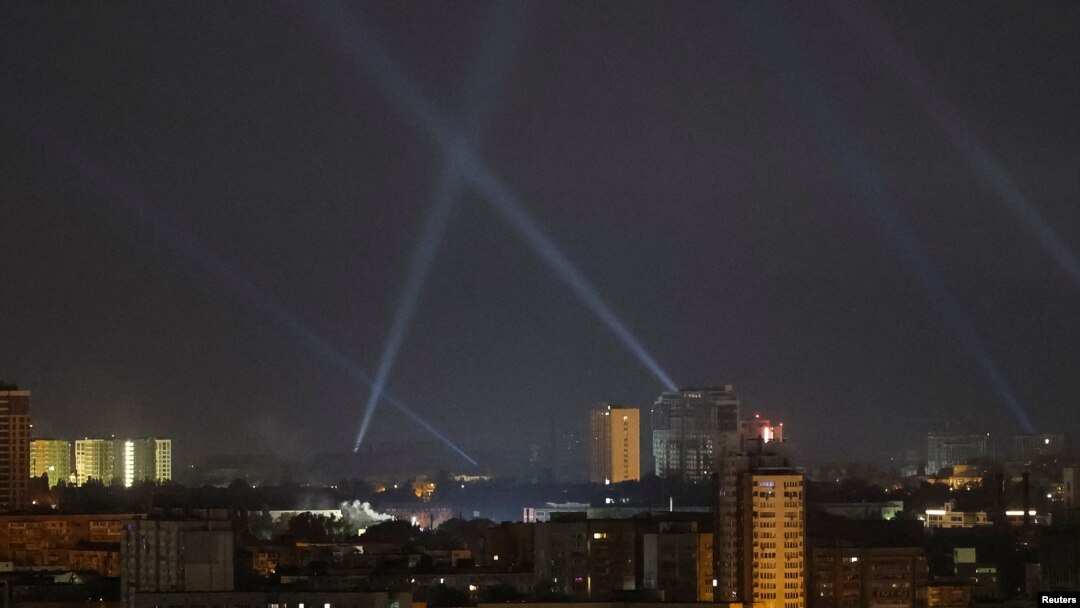 Personel Ukraina mencari drone-drone Rusia di langit di atas Kota Kyiv, ibu kota Ukraina, saat serangan drone Rusia di kota itu, Kamis, 29 Agustus 2024. (Foto: Gleb Garanich/Reuters)