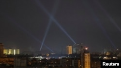 Pasukan keamanan Ukraina menggunakan lampu sorot untuk mencari drone Rusia yang mungkin melintasi kota Kyiv, Ukraina, pada 29 Agustus 2024. (Foto: Reuters/Gleb Garanich)