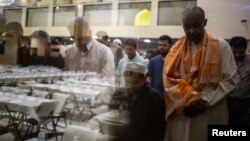 Umat Muslim menjalankan salat Magrib setelah berbuka puasa pada hari keenam puasa Ramadan di Dar Al Hijrah Islamic Center di Falls Church, Virginia, 11 Mei 2019. (Foto: REUTERS/Amr Alfiky)