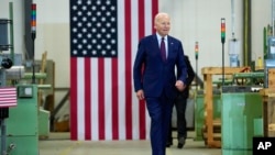 ARCHIVO: El presidente de EEUU, Joe Biden, durante una visita a una planta de manufacturas en Auburn, Maine, el 28 de julio de 2023.