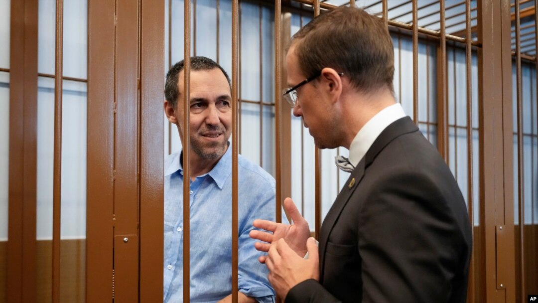 Лоран Винатье разговаривает со своим адвокатом. Москва, 31 июля 2024 г.