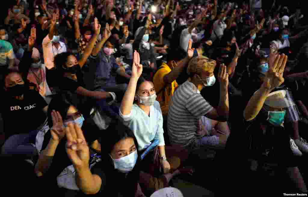 태국 방콕 경찰 본부 앞에서 시민들이 민주화 상징인 세 손가락 경례를 하며 민주화 요구 시위를 하고 있다.