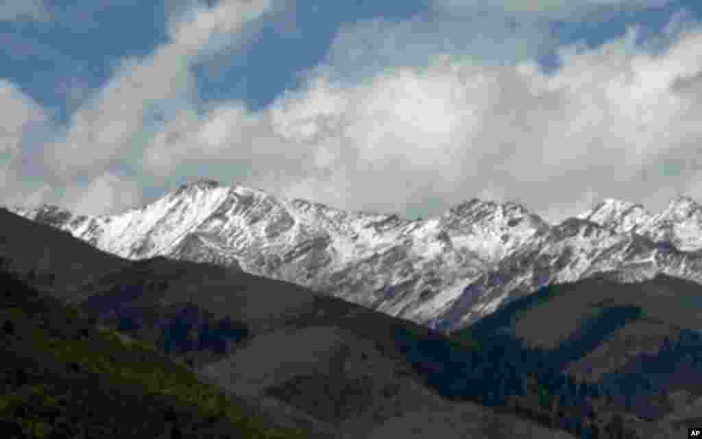 夹金山及其附近的高山