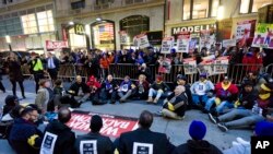 Près de 350 manifestants se sont rassemblés à New York pour demander un salaire à 15 dollars de l'heure, le 29 novembre 2016.