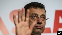 Ekrem Imamoglu, kandidat dari aliansi yang dipimpin Partai Rakyat Republik (CHP) yang sekuler mengumumkan kemenangannya dalam sebuah konferensi pers di Istanbul, Senin, 1 April 2019 (foto: AP Photo/Emrah Gurel)