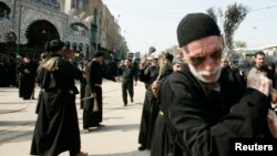 Peziarah Syiah dalam peringatan Ashura di Kerbala, 80 kilometer sebelah barat daya Baghdad (11/11). Tiga bom meledak di wilayah Baqouba, Irak saat para peziarah sedang memperingati Ashura, menewaskan sedikitnya delapan orang, Rabu (13/11).