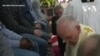 Le pape lave et embrasse les pieds des prisonniers au service du jeudi saint
