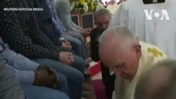 Le pape lave et embrasse les pieds des prisonniers au service du jeudi saint