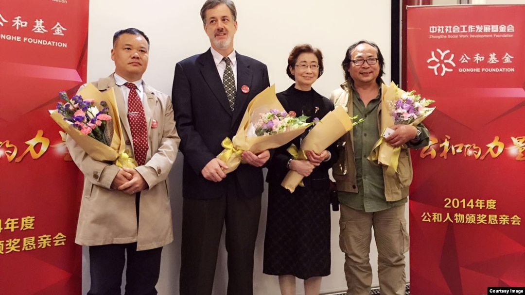 2015年10月金秋时节，卢百可与另外三名获奖人站在公和基金会颁奖台上接受全场致意（耿潇男拍摄）
