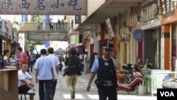 Polisi Tiongkok melakukan patroli di kota Kashgar, provinsi Xinjiang. Tiongkok menghukum mati 4 orang terkait kerusuhan di Kashgar Juli lalu.