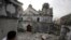 Un residente observa los escombros de una iglesia destruida por el terremoto en la ciudad de Cebu.