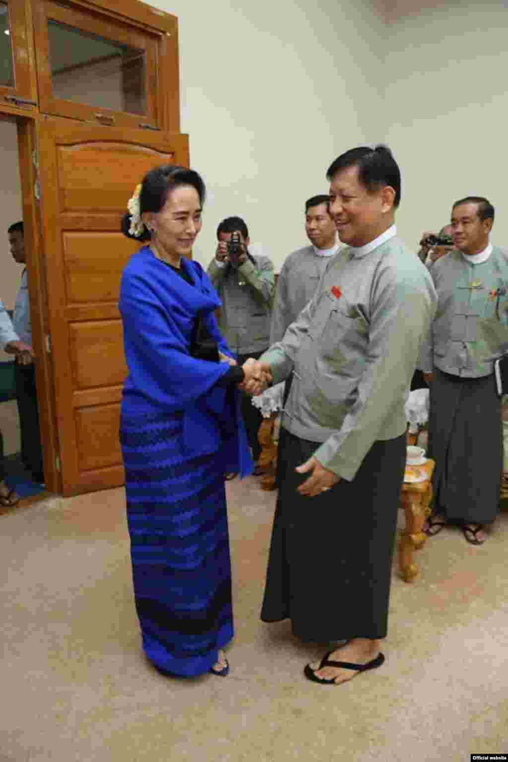 ရွေးကောက်ပွဲကော်မရှင် အဖွဲ့နဲ့ ဒေါ်စု တွေ့ဆုံ