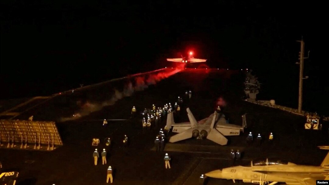 Sebuah pesawat lepas landas untuk bergabung dengan koalisi pimpinan AS untuk melakukan serangan udara terhadap sasaran militer Houthi di Yaman. (Foto: US Central Command via X/Reuters)