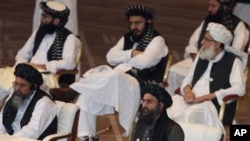 Abdul Ghani Baradar (kanan bawah), salah satu pendiri Taliban, dalam pembicaraan antara pemerintah Afghanistan dan Taliban,di Doha, Qatar, 12 September 2020. Baradar juga memimpin delegasi Taliban dalam pembicaraan dengan AS. 