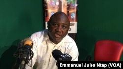 Dans le studio d’une radio privée, le pasteur Franklin Yebga maintient ses doutes sur le Covid-19 à Yaoundé, le 25 mars 2021.