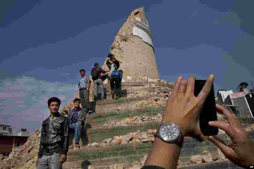 اینهم برج های نیمه ویرانۀ معبد داراهارا در شهر تاریخی کتمندوی نیپال که در زلزلۀ تاریخ ۲۵ اپریل به شدت آسیب دید