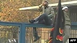 Iran: Protestuesit hyjnë me forcë në ambasadën britanike