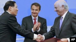 BBVA bank president Francisco Gonzalez, right, shakes hands with Deputy Governor of China Development Bank Zheng Zhijie after signs a commercial agreement with China at the Moncloa Palace in Madrid, 5 Jan 2011.