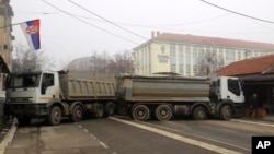 Những chiếc xe tải chở đầy đá được dùng để chặn một con phố ở phía bắc, khu vực đa số người Serbia ở thị trấn Mitrovica, Kosovo, vào ngày 27/12/2022.