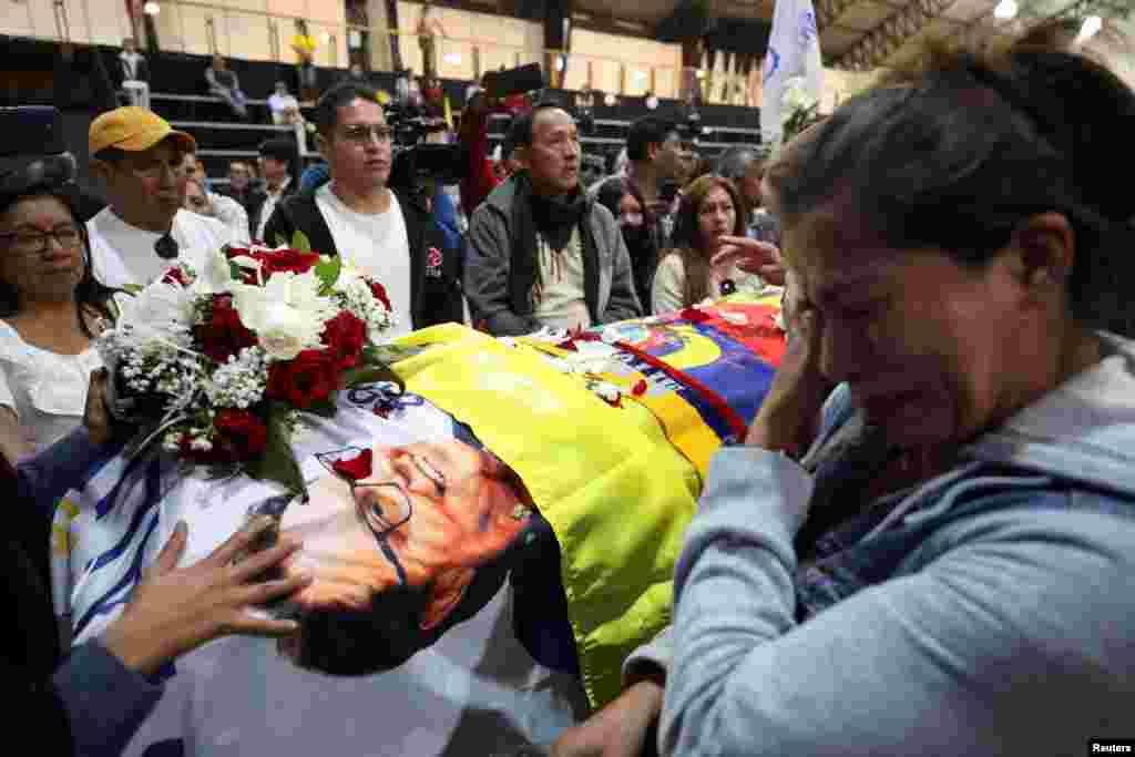 Los restos de Villavicencio serán sepultados en el cementerio de Monteolivo, en el nororiente capitalino, a donde fue trasladado en una caravana, a la espera de una ceremonia religiosa.