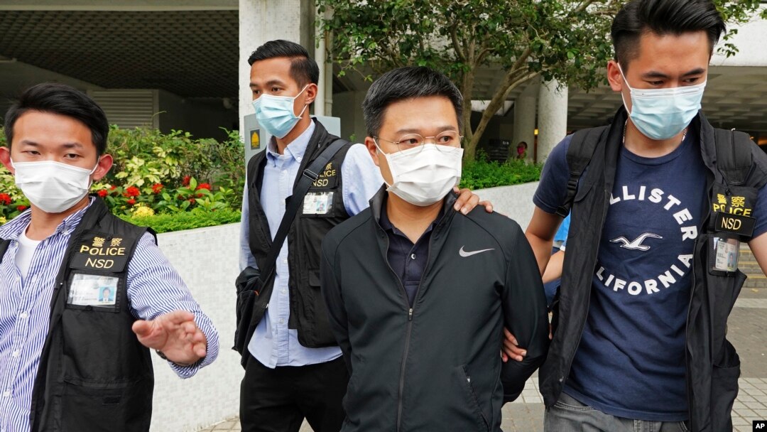 香港警察逮捕苹果日报总编辑罗伟光（右二）。（2021年6月17日）