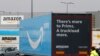 Un camión con el logotipo de Amazon Prime Delivery llega al centro logístico de Amazon.