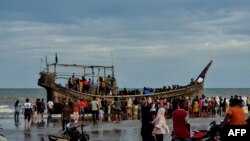 အင်ဒိုနီးရှားနိုင်ငံ အာချေးပြည်နယ် Leuge ကမ်းခြေကို လှေနဲ့ ဆိုက်ရောက်လာတဲ့ ရိုဟင်ဂျာဒုက္ခသည်များ (ဇန်နဝါရီ ၂၉၊ ၂၀၂၅)