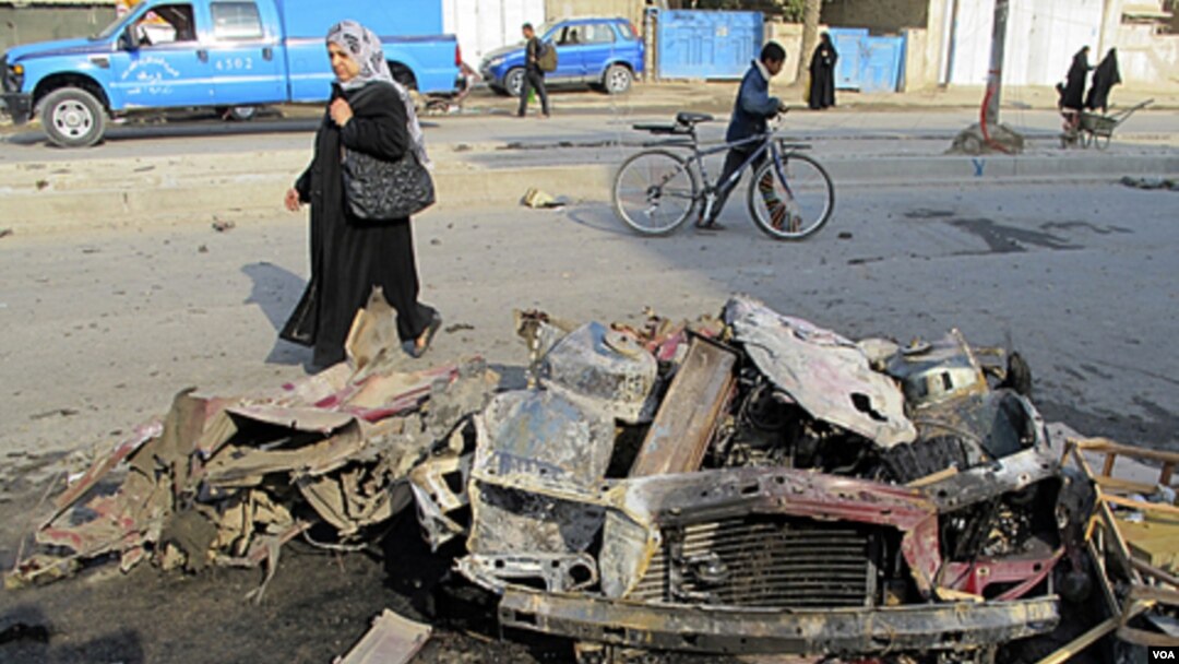 Puing bekas pengeboman mobil di Distrik Shaab Baghdad (22/12).