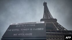 Esta fotografía tomada el 19 de febrero de 2024, en París, muestra un cartel que informa a los visitantes que la Torre Eiffel está cerrada debido a una huelga contra la gestión financiera del monumento.