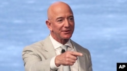 ARHIVA - Osnivač Amazona Džef Bezos tokom obraćanja u predsedničkoj biblioteci Džona Kenedija u Bostonu, 2019. godine (Foto: AP) 