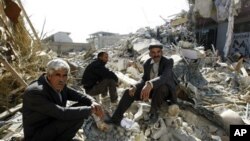 무너진 건물 잔해에 걸터앉은 터키인들