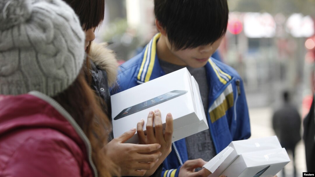 Pembeli iPad mini di sebuah toko di Shanghai, China. (Foto: Dok)