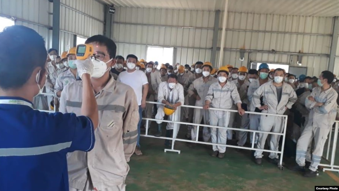 Suasana pemeriksaan kesehatan dengan alat pengukur suhu tubuh terhadap Tenaga Kerja Asing asal China di kawasan Industri PT IMIP, Morowali, Sulawesi Tengah. (Foto courtesy: Dedi Kurniawan / Humas PT. IMIP)