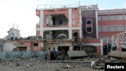 ບັນດາເຈົ້າໜ້າທີ່ຕຳຫຼວດ ຈຶ້ງທ່າທີຢູ່ ໃນລະຫວ່າງ ການຍິງຕອບໂຕ້ກັນ ກັບພວກມືປືນ ຫົວຮຸນແຮງຈັດ ອິສລາມ al Shabaab ຢູ່ດ້ານນອກໂຮງແຮມ ໃນນະຄອນຫຼວງ Mogadishu ຂອງໂຊມາເລຍ, ວັນທີ 1 ພະຈິກ 2015. 