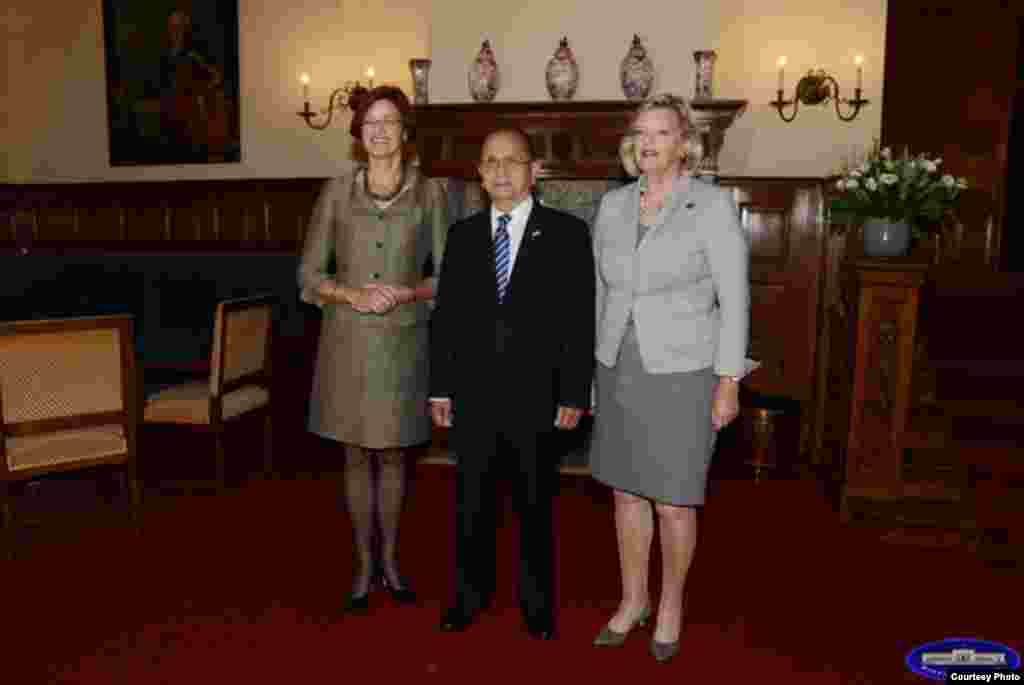 သမ္မတဦးသိန်းစိန် နယ်သာလန် အထက်လွှတ်တော် ဥက္ကဋ္ဌနှင့် အဖွဲ့အား တွေ့ဆုံ (ဓာတ်ပုံ သမ္မတရုံးဝပ်ဆိုဒ်)