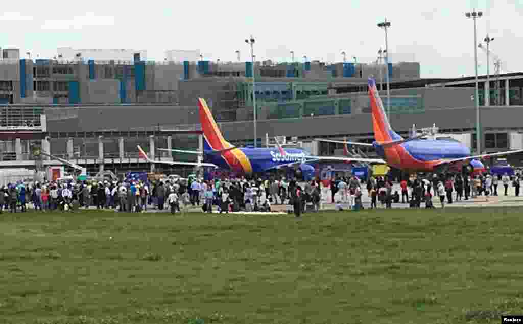 Les passagers sont évacués du terminal après &nbsp;des tirs à l&#39;aéroport international de Fort Lauderdale-Hollywood en Floride, le 6 janvier 2017.