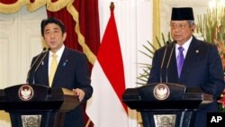 Perdana Menteri Jepang, Shinzo Abe (kiri) dan Presiden Susilo Bambang Yudhoyono dalam konferensi pers bersama di Istana merdeka, Jakarta, Jum'at 18 Januari 2013. (AP Photo/Achmad Ibrahim)