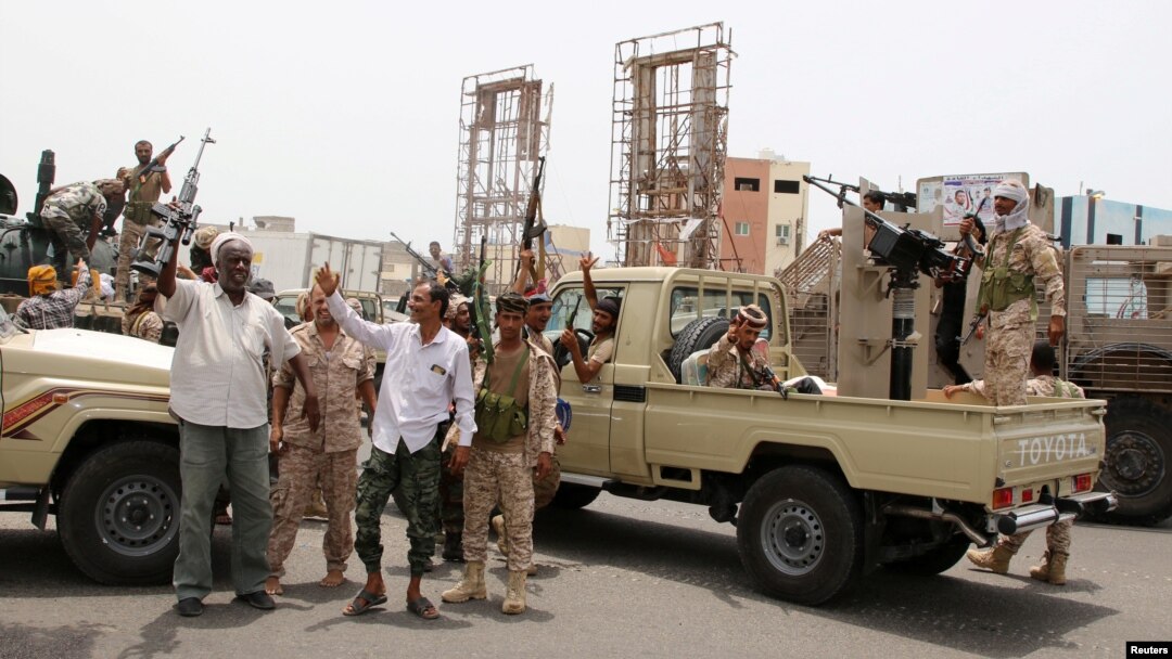 Anggota pasukan separatis Yaman selatan yang didukung UEA meneriakkan slogan-slogan saat berpatroli di Aden, Yaman 10 Agustus 2019. Foto: dok).