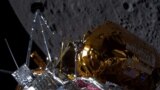 La nave espacial Odysseus de Intuitive Machines pasa sobre el lado cercano de la Luna luego de la inserción en la órbita lunar el 21 de febrero de 2024, en esta imagen publicada el 22 de febrero de 2024.