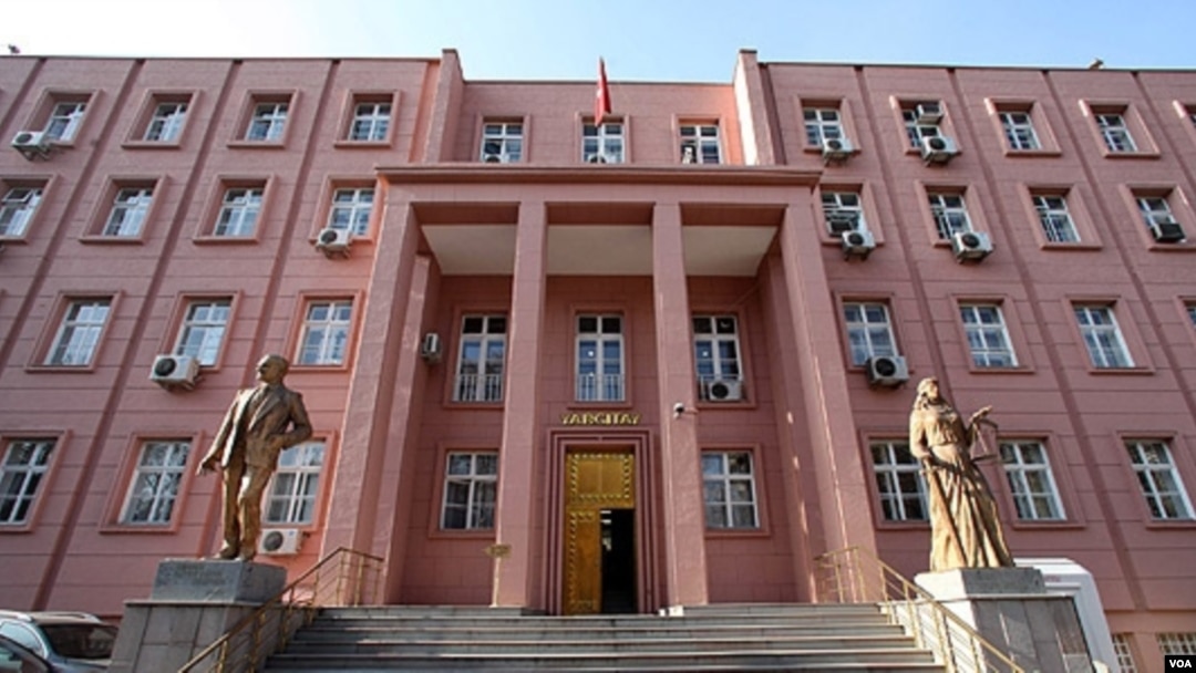 Anayasa Mahkemesi ve Yargıtay 3. Ceza Dairesi arasındaki “hukuk savaşı” sürerken, Yargıtay Başkanlığı “Temel hak ve özgürlüklerin korunması, yalnızca Anayasa Mahkemesi’nin değil, tüm yargı organlarının görevidir” diyerek, tepkilerden duyulan rahatsızlığını ortaya koydu. 