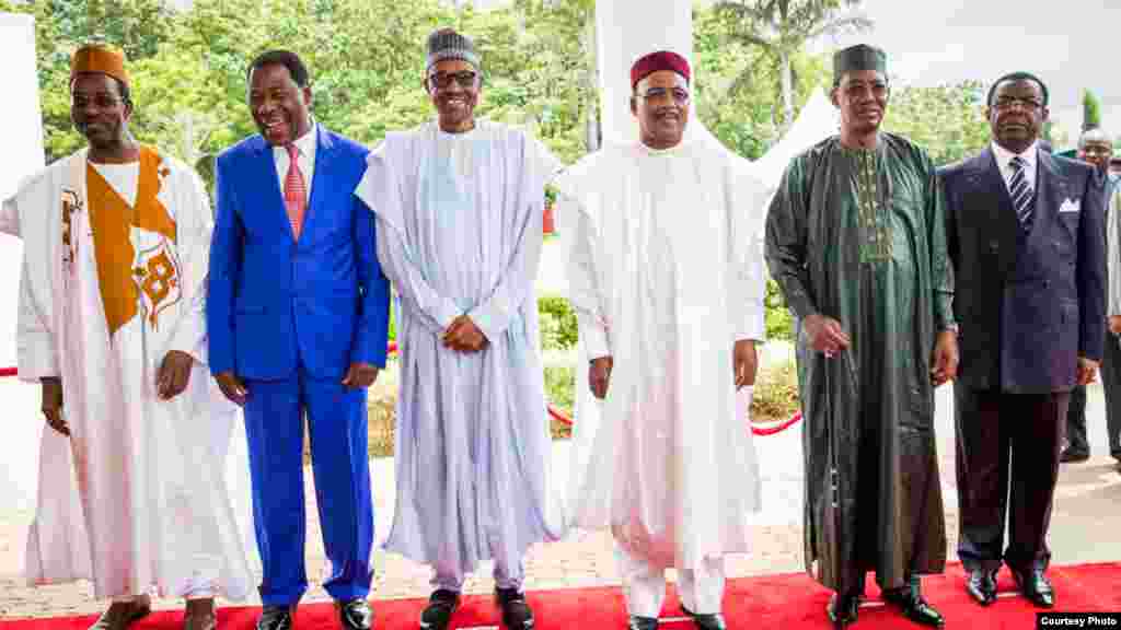 Hagu zuwa Dama: Sakataren Hukumar raya Tabkin chadi, Sanusi I. Abdullahi; Shugaba Thomas Boni Yayi na Jamhuriyar Benin; shugaba Muhammadu Buhari na Najeriya; shugaba Mahamadou Issoufou na Nijar; shugaba Idris Deby na Chadi; wakilin shugaban Kamaru, minist