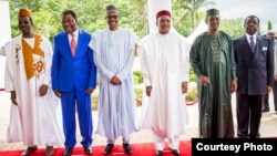 Presiden Nigeria Muhammadu Buhari (tengah) menjadi tuan rumah dalam pertemuan dengan Presiden Chad, Niger, dan Benin serta menteri pertahanan Kamerun di Abuja, Kamis (11/6).