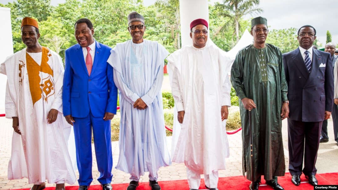 Hagu zuwa Dama: Sakataren Hukumar raya Tabkin chadi, Sanusi I. Abdullahi; Shugaba Thomas Boni Yayi na Jamhuriyar Benin; shugaba Muhammadu Buhari na Najeriya; shugaba Mahamadou Issoufou na Nijar; shugaba Idris Deby na Chadi; wakilin shugaban Kamaru, minist