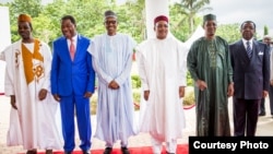 Hagu zuwa Dama: Sakataren Hukumar raya Tabkin chadi, Sanusi I. Abdullahi; Shugaba Thomas Boni Yayi na Jamhuriyar Benin; shugaba Muhammadu Buhari na Najeriya; shugaba Mahamadou Issoufou na Nijar; shugaba Idris Deby na Chadi; wakilin shugaban Kamaru, minist