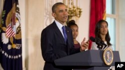 El presidente Obama dijo que en el Día de Acción de Gracias, luego de colaborar con su comunidad, pasará el día en familia y amigos, comiendo exquisitos platillos y viendo un poco de fútbol americano.