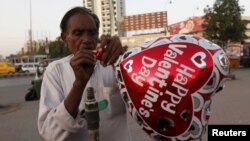 Seorang penjual balon 'hari Valentine' di Karachi, Pakistan hanya mendapatkan sedikit pembeli tahun ini (10/2).