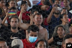 El migrante venezolano Eymar Hernández, centro, asiste a una asamblea mientras se refugia en un complejo deportivo en Huixtla, estado de Chiapas, México, el miércoles 8 de junio de 2022. Foto AP.