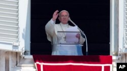 Desde la ventana de su estudio personal en el Palacio Apostólico del Vaticano, el papa envió sus pensamientos a los ucranianos.